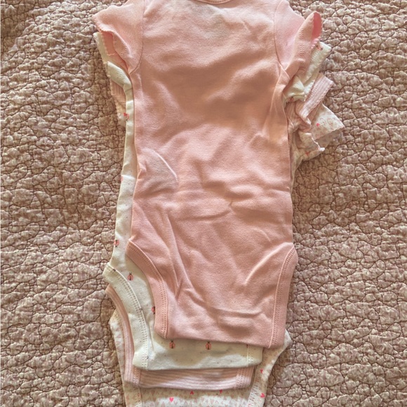 Onesie package of 4! Pink patterned - Picture 6 of 7
